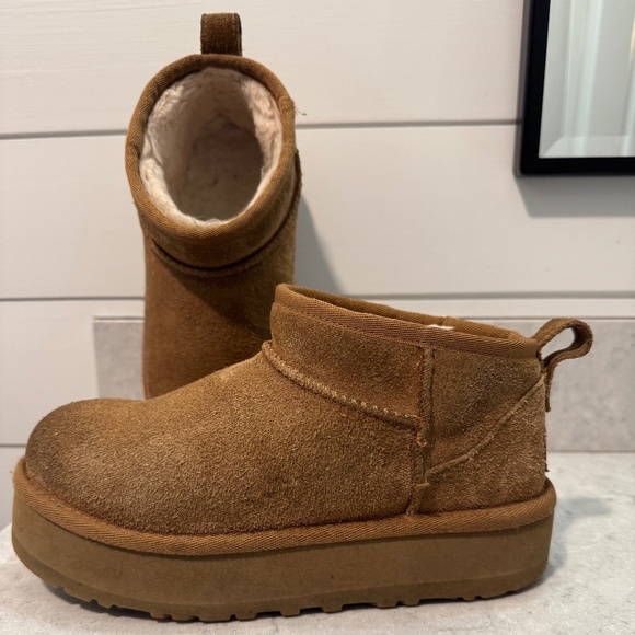 UGG Kids' Classic Ultra Mini Platform - Picture 1 of 9